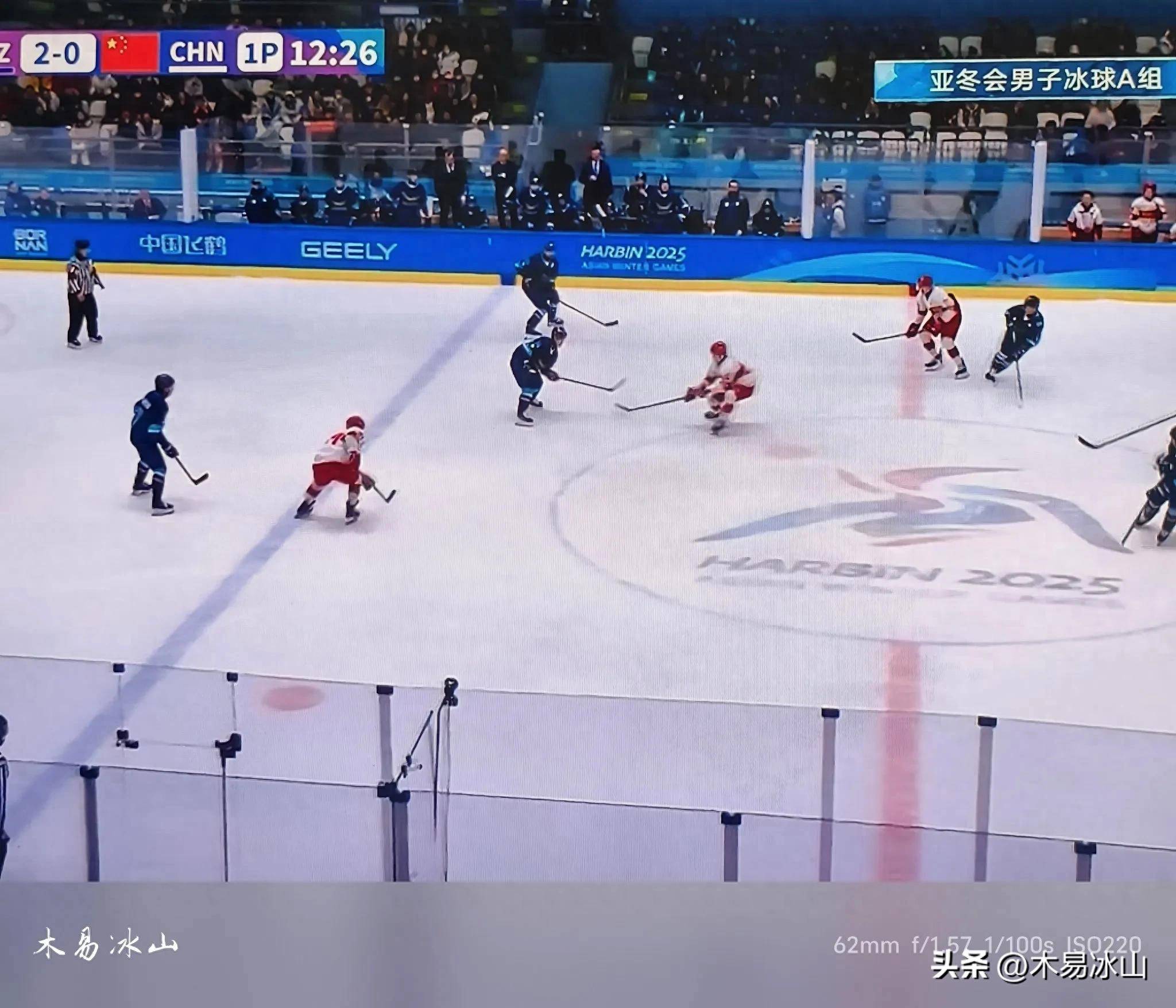 冰球决赛震撼开打，巅峰对决引爆全场
