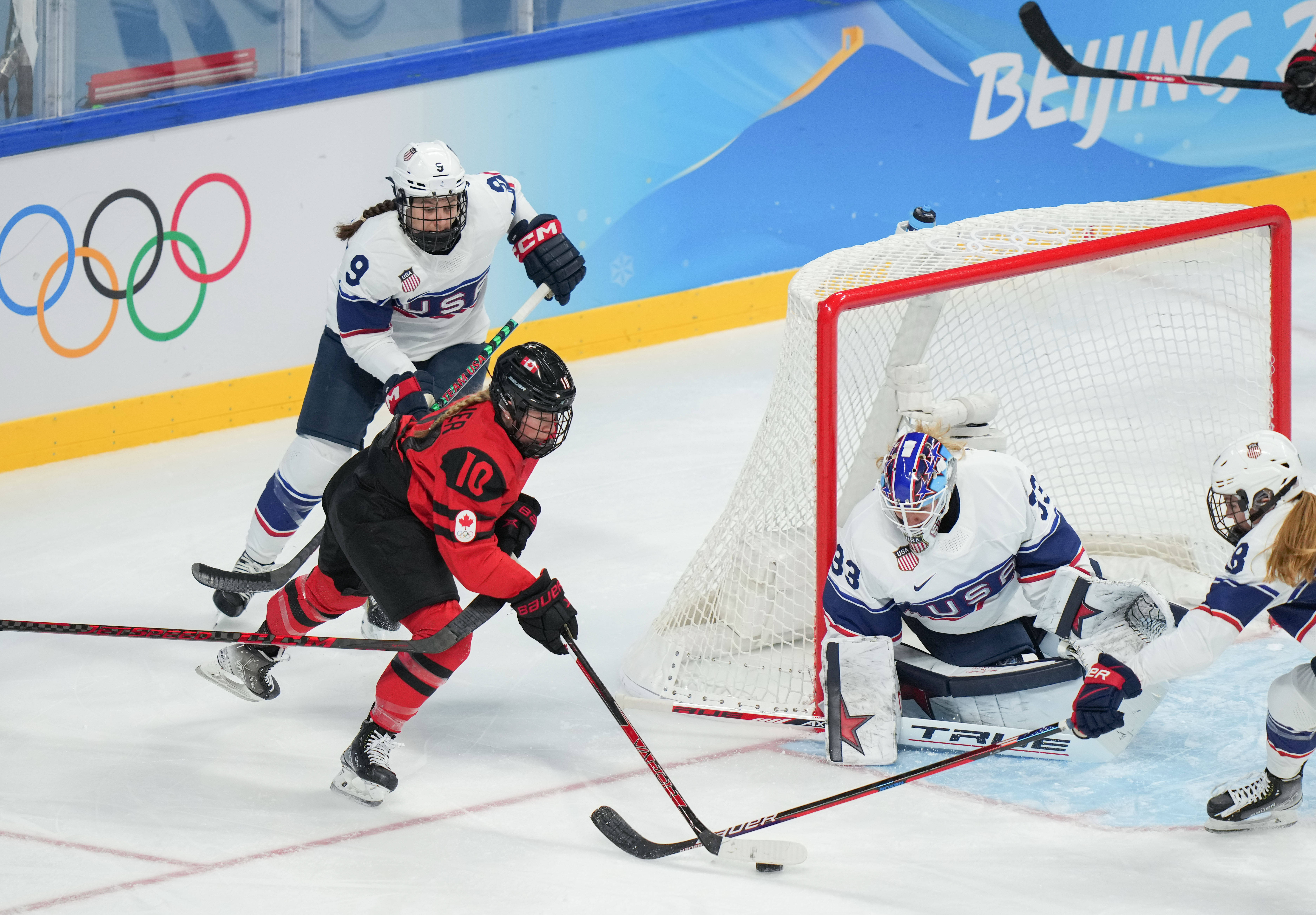 冰球决赛震撼开打，巅峰对决引爆全场