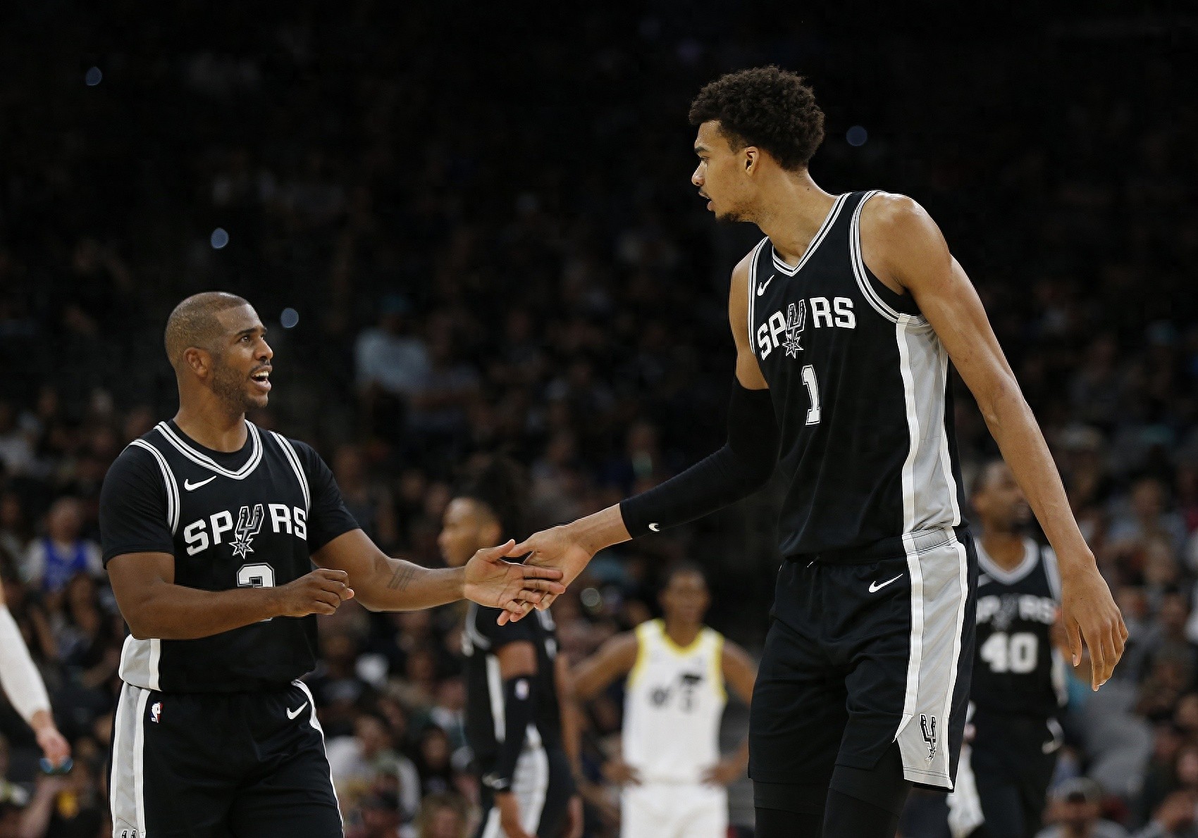 魔术轻取马刺，保罗点燃赛场